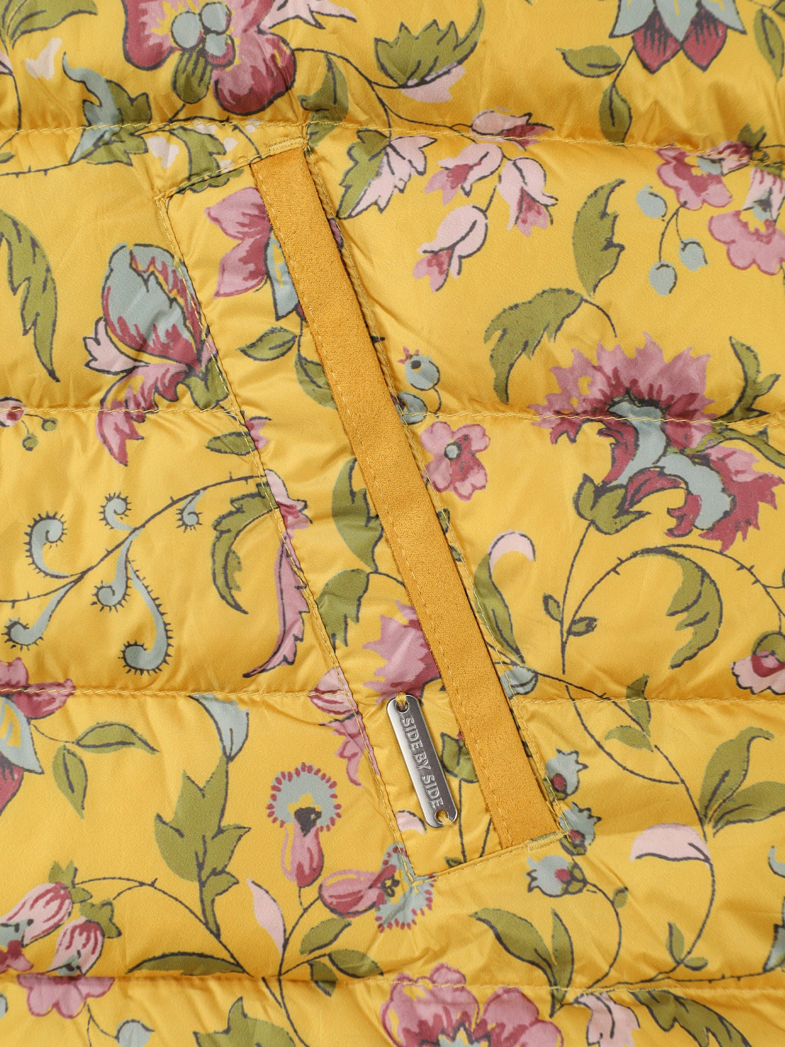 Куртка желтого цвета с цветочным принтом с горизонтальной стежкой